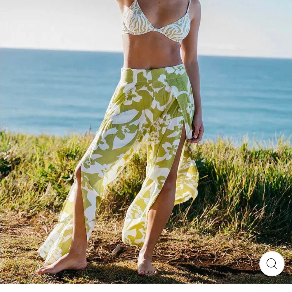 Billabong split spirit floral plants size M